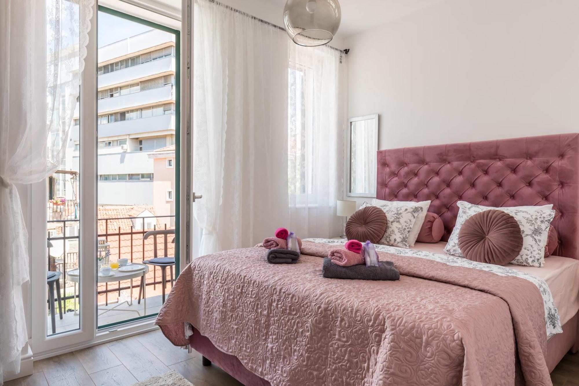 Romantic Apartment With Balcony Split Exterior foto